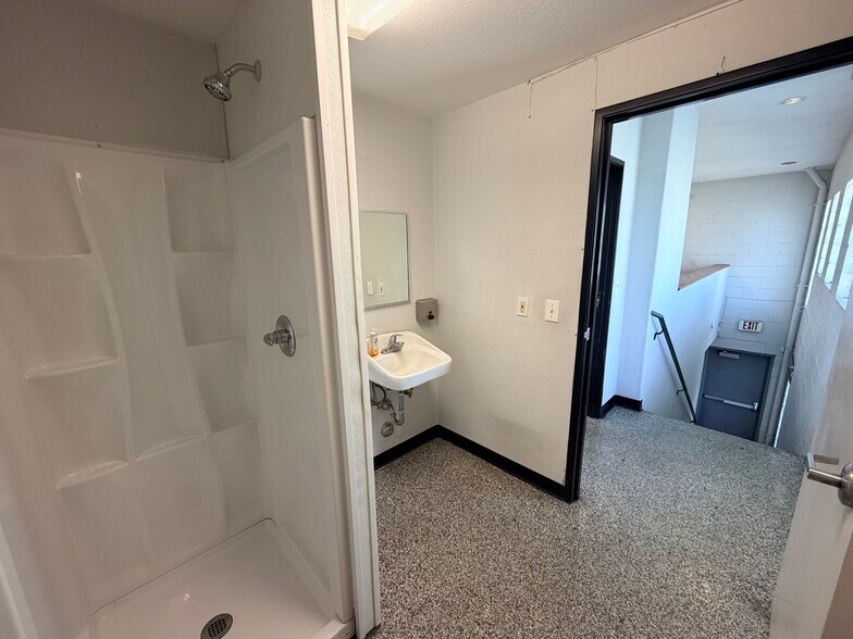 More Photos Of 2165 Gaylord St, Long Beach Warehouse For Lease