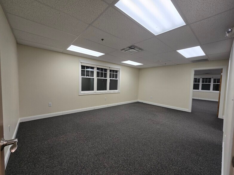 More Photos Of 68 Evergreen St, Kingston Medical For Lease