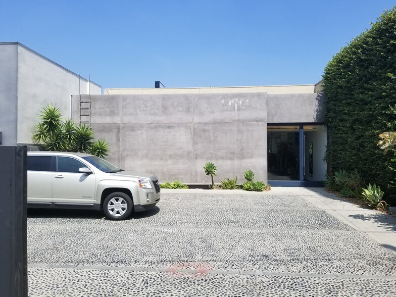 More Photos Of 8410 Melrose Ave, Los Angeles Storefront For Lease