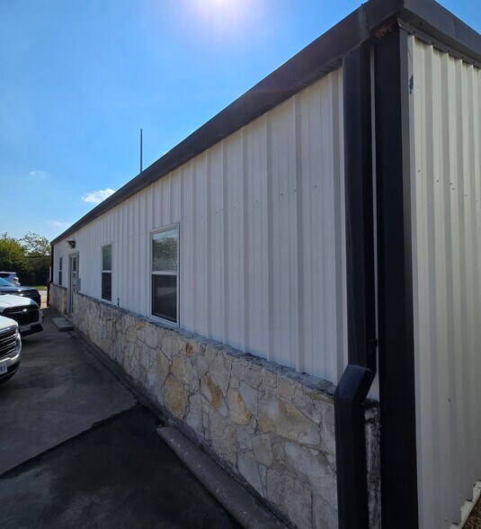 More Photos Of 103 Tradesmen Dr, Hutto Warehouse For Lease