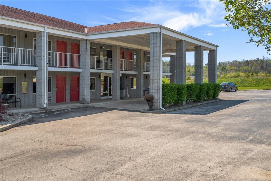 More Photos Of 182 Quillen Chapel Service Rd, Campton Hotel For Sale