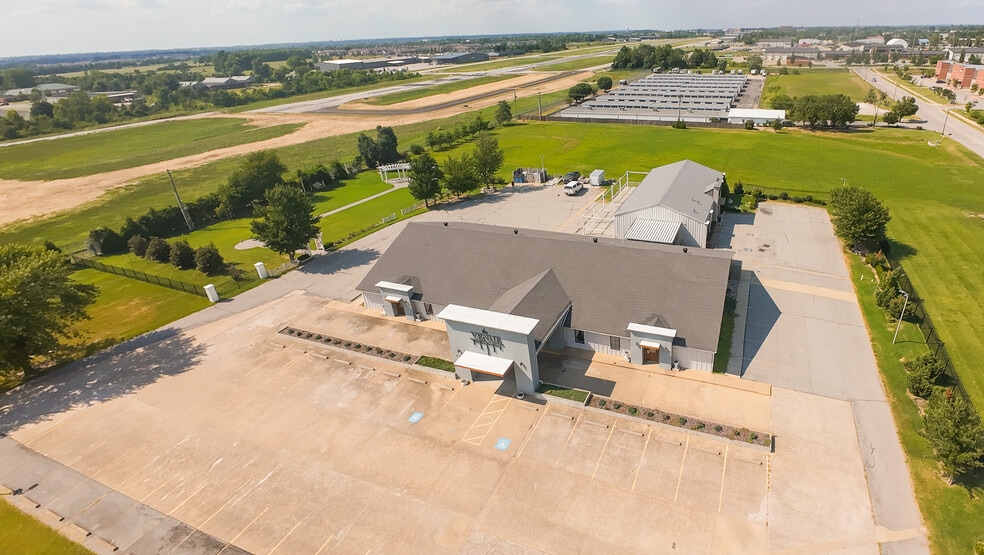 More Photos Of 404 SW Regional Airport Blvd, Bentonville General Retail For Lease