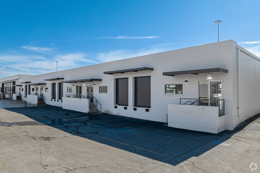 More Photos Of 3216-3308 Royalty Row, Irving Showroom For Lease