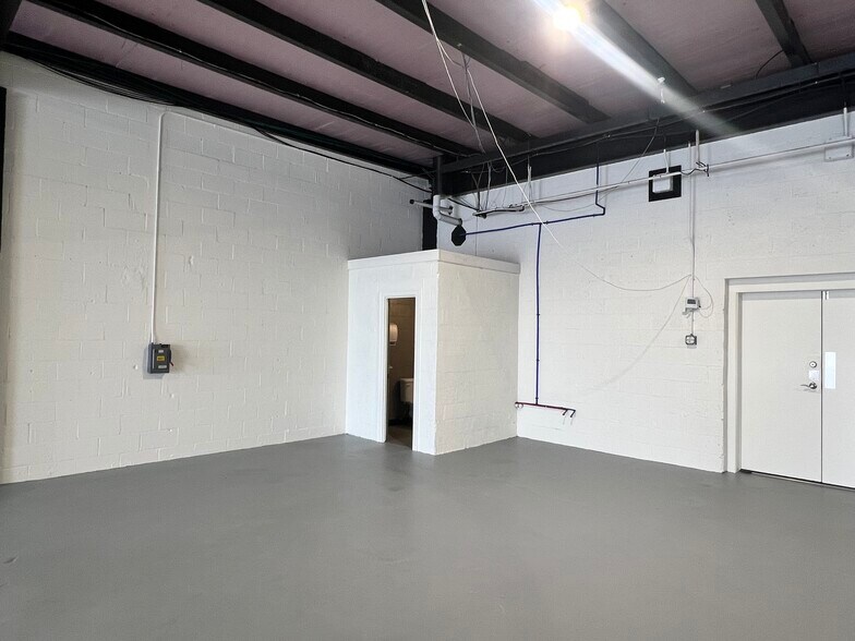 More Photos Of 835 N Capitol Ave, Indianapolis Light Distribution For Lease