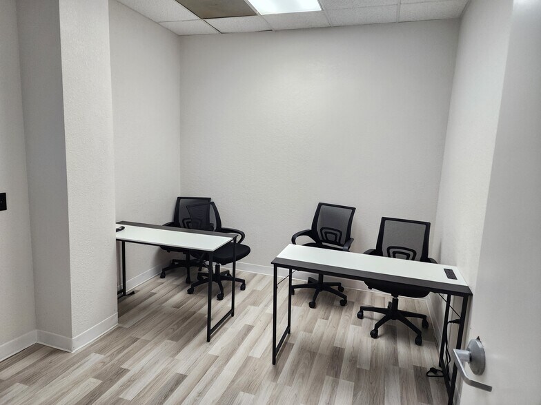More Photos Of 6881 Kingspointe Pky, Orlando Business Park For Lease