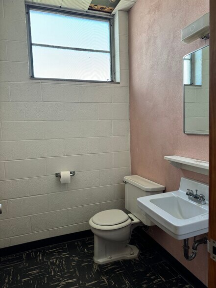 More Photos Of 202 N Jefferson St, Mount Pleasant Medical For Sale