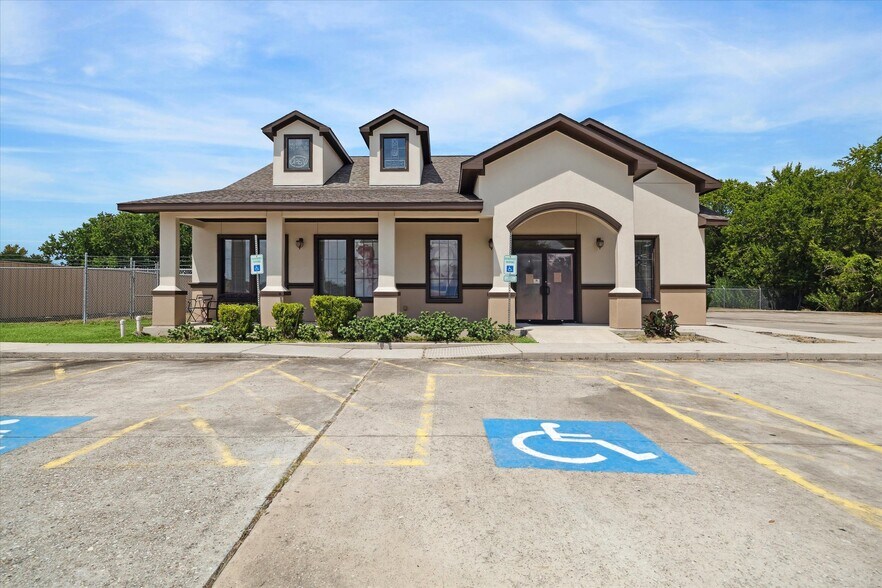 More Photos Of 3260 Strawberry Rd, Pasadena General Retail For Sale