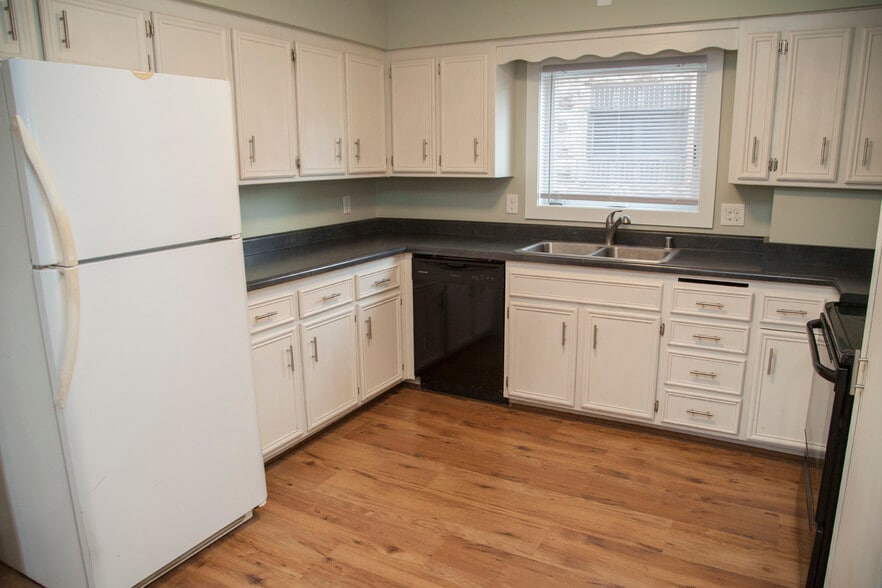 More Photos Of 705 Main St, Ridgeway Freestanding For Sale