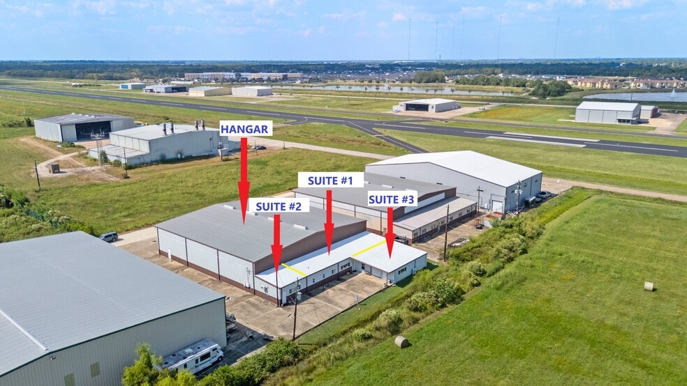 More Photos Of 5519 W Arcola Airport, Rosharon Airplane Hangar For Lease