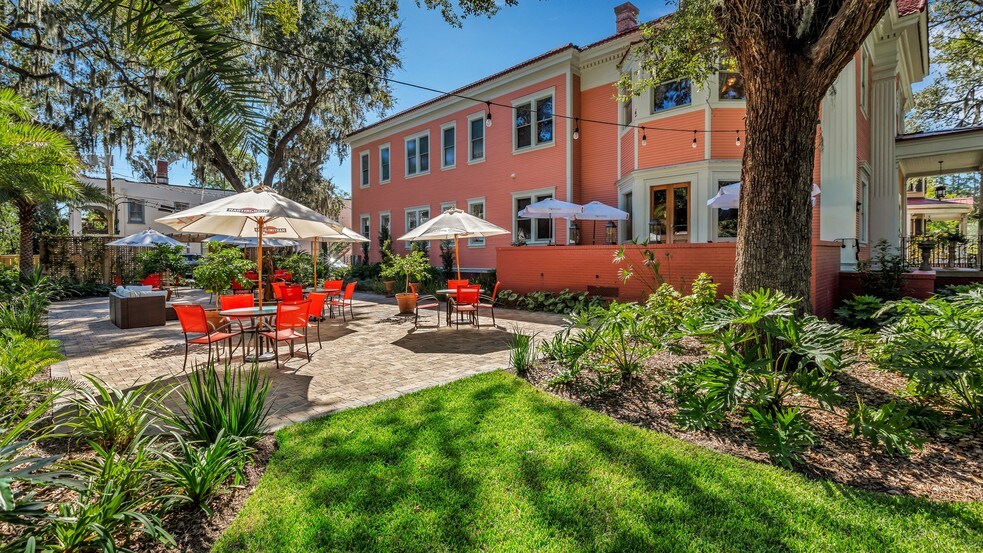 More Photos Of 119 E 37th St, Savannah Restaurant For Sale