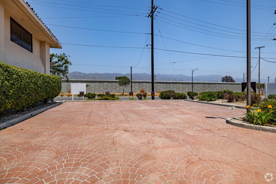 More Photos Of 2711-2717 Winona Ave, Burbank Research And Development For Sale