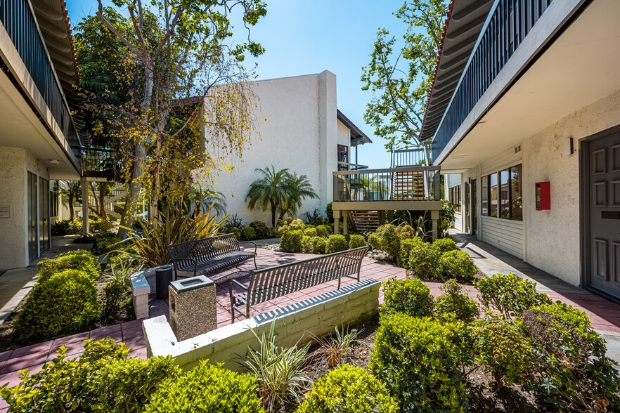 More Photos Of 1820 W Orangewood Ave, Orange Office For Lease