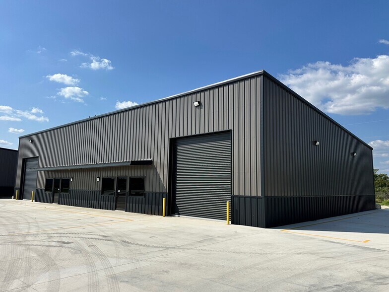 More Photos Of 606 Mill Run, Kerrville Warehouse For Lease