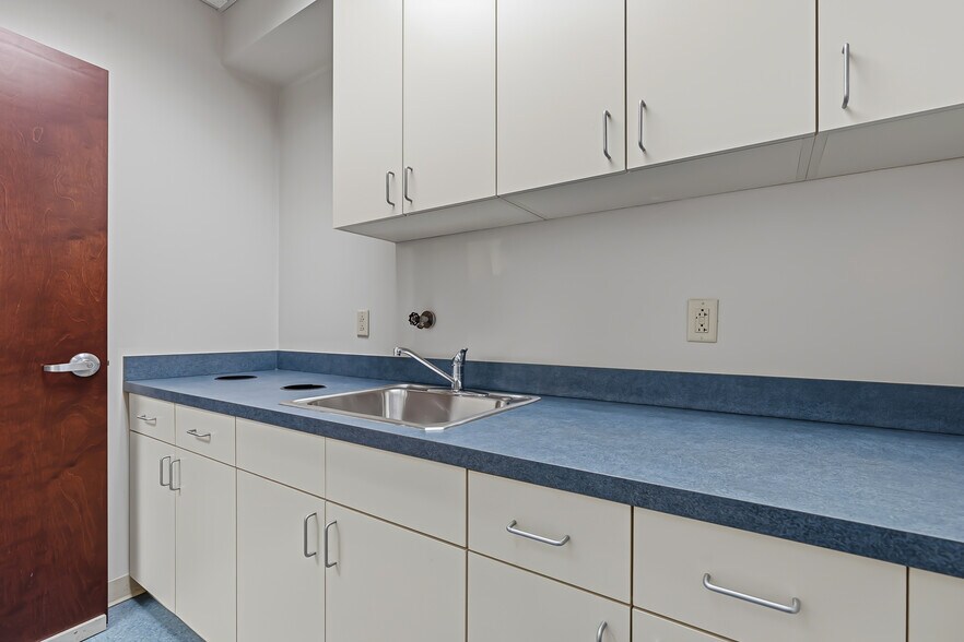 More Photos Of 3731 NW Cary Pky, Cary Medical For Sale