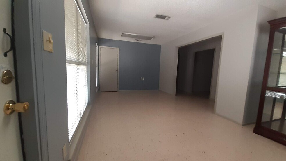 More Photos Of 1011 W San Antonio St, Lockhart Medical For Lease