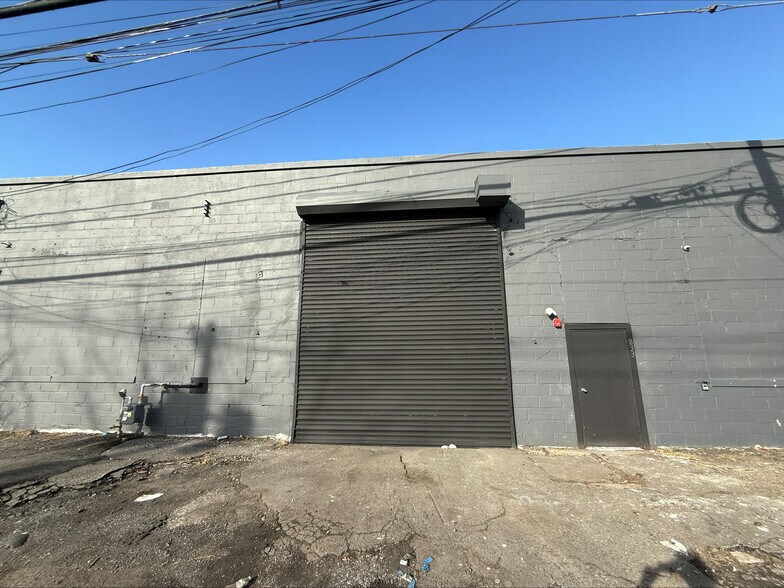 More Photos Of 833 Bond St, Elizabeth Warehouse For Lease