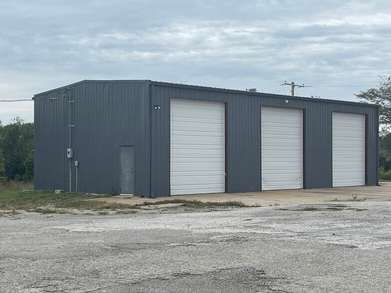 More Photos Of 2704 N 291 Hwy, Harrisonville Service For Lease