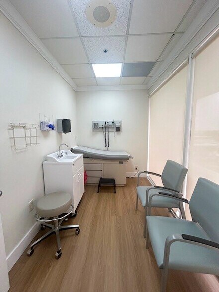 More Photos Of 900 W 49th St, Hialeah Medical For Lease