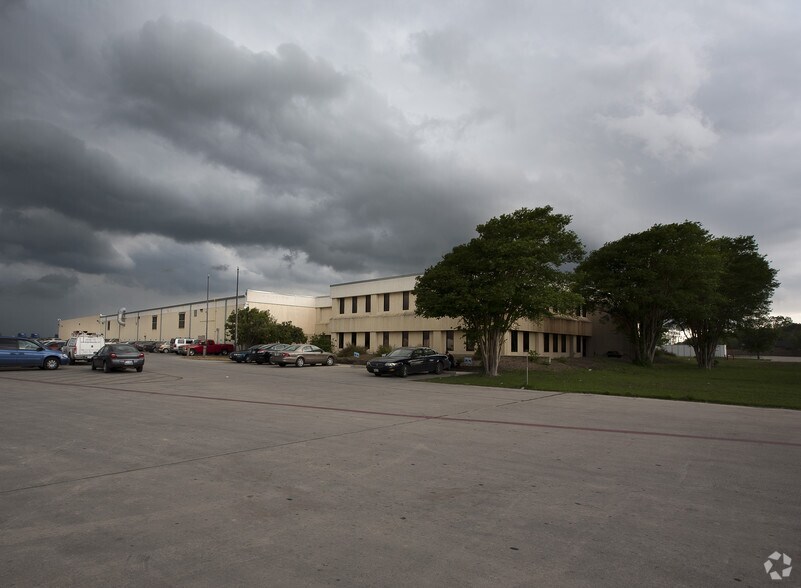 More Photos Of 1300 Blackjack St, Lockhart Distribution For Sale
