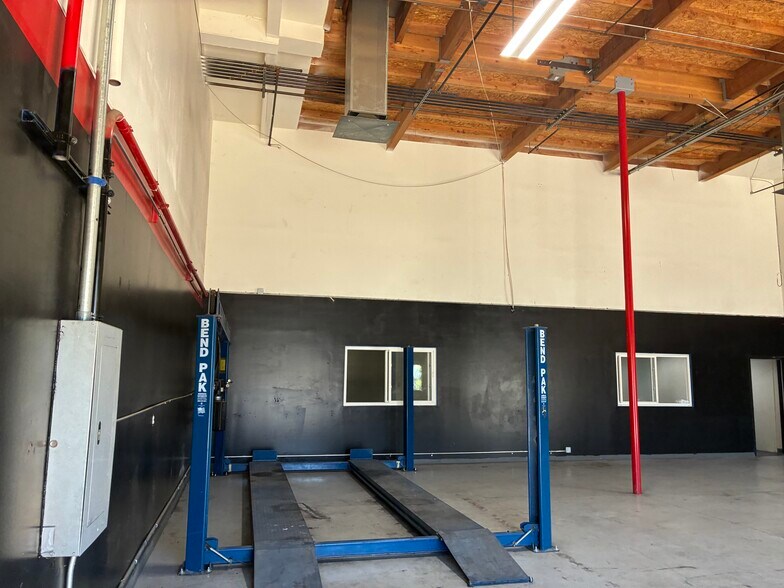 More Photos Of 12733 San Fernando Rd, Sylmar Auto Repair For Lease
