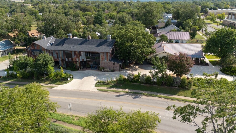 Primary Photo Of 504 Tivy St, Kerrville Flex For Sale