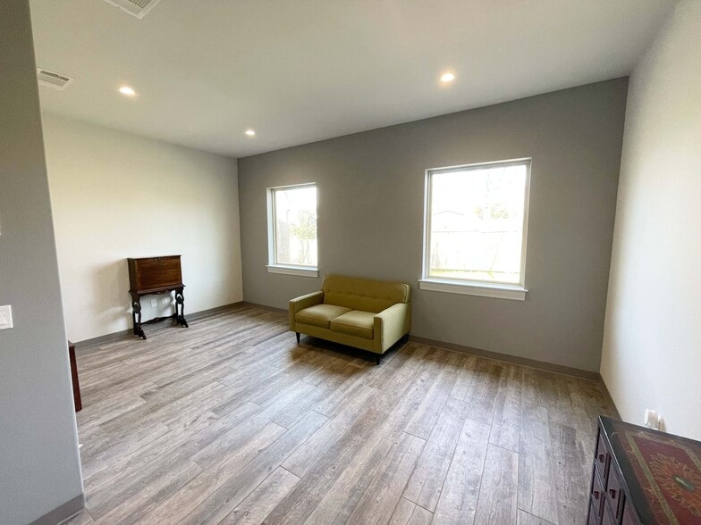 More Photos Of 2500 W William Cannon Dr, Austin Medical For Lease