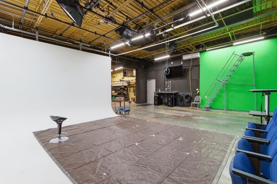 More Photos Of 7731 Traders Ln, Indianapolis Office For Sale