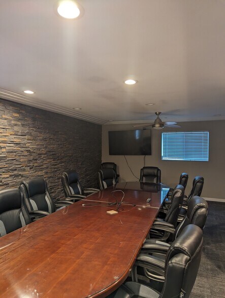 More Photos Of 2690 W Union Ave, Englewood Warehouse For Lease