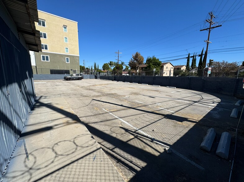 More Photos Of 13607 Saticoy St, Van Nuys Manufacturing For Lease