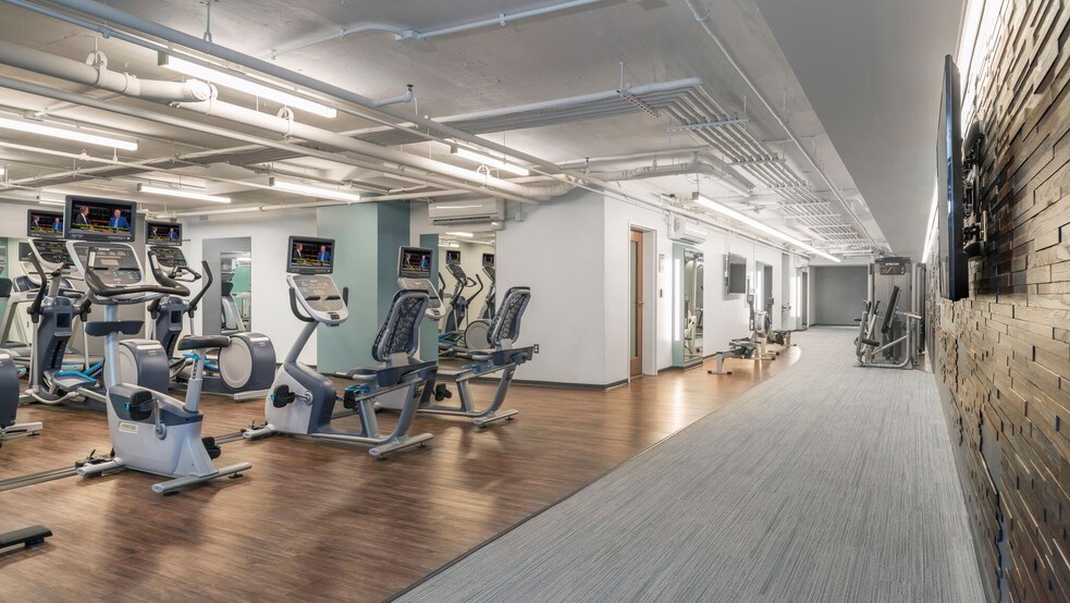 More Photos Of 555 11th St NW, Washington Office For Lease