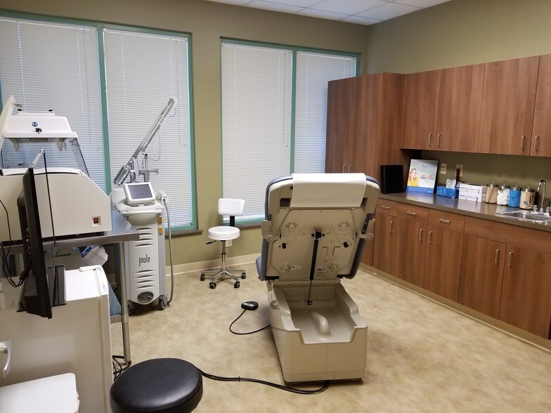 More Photos Of 3170 E 53rd St, Davenport Freestanding For Lease