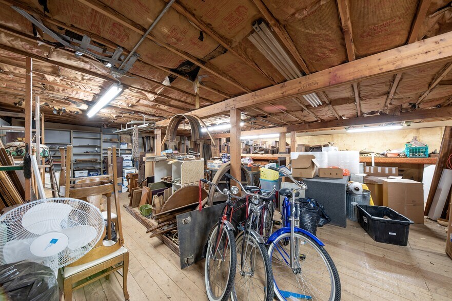 More Photos Of 890 Lake Ave, Woodstock General Retail For Sale