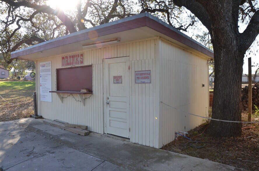More Photos Of 2239 FM 3432, Adkins Freestanding For Sale