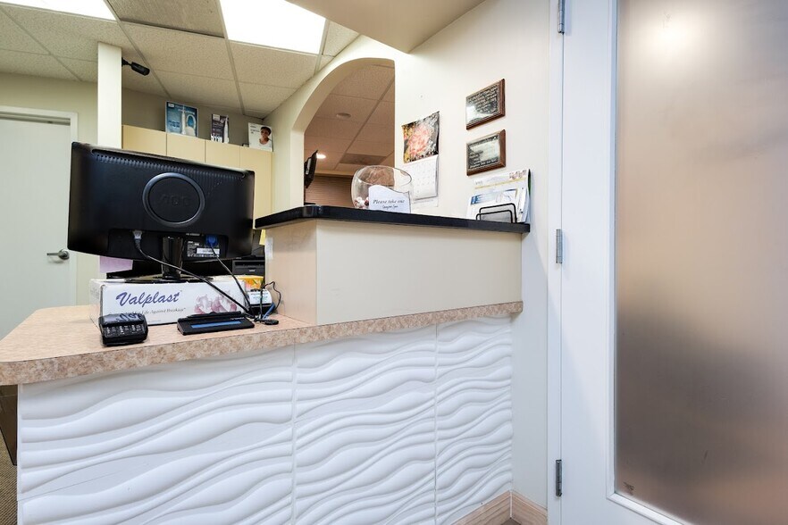 More Photos Of 4400 MacArthur Blvd NW, Washington Office For Sale