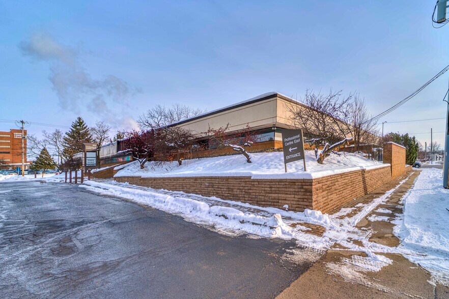 More Photos Of 900 E Michigan Ave, Jackson Office For Lease