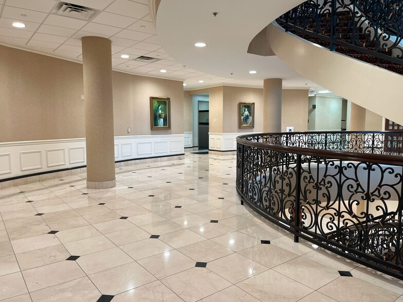 More Photos Of 4425 N Port Washington Rd, Glendale Office For Lease