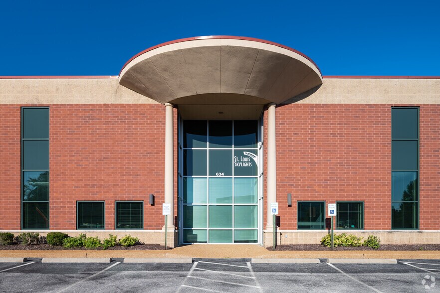 More Photos Of 632-636 Trade Center Blvd, Chesterfield Flex For Sale