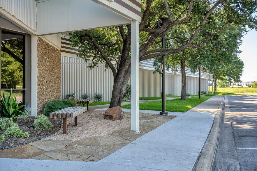 More Photos Of 8330-8344 Sterling St, Irving Showroom For Lease