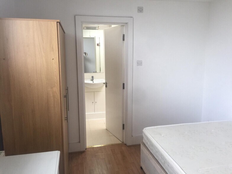 More Photos Of 63 Courthill Road Rd, London Specialty For Sale