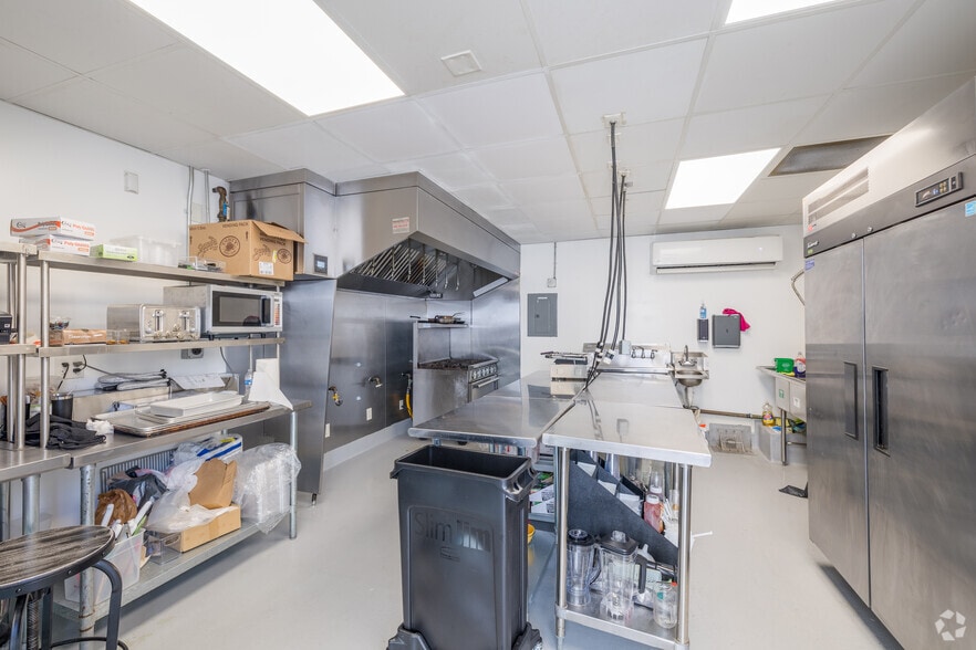 More Photos Of 358 W 38th St, Los Angeles Freestanding For Lease