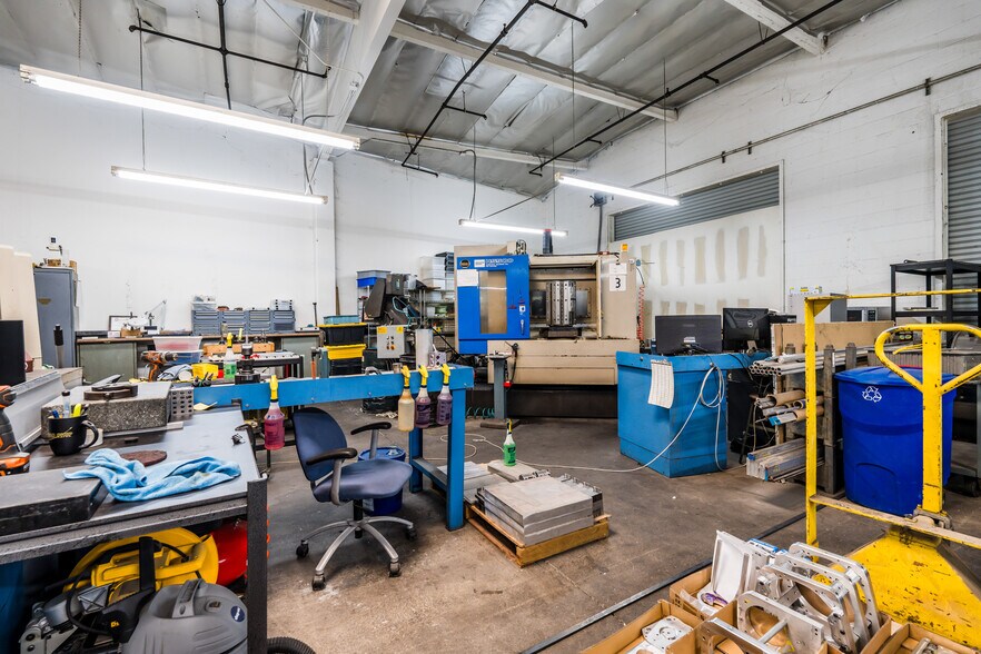 More Photos Of 19603 Figueroa St, Carson Warehouse For Lease