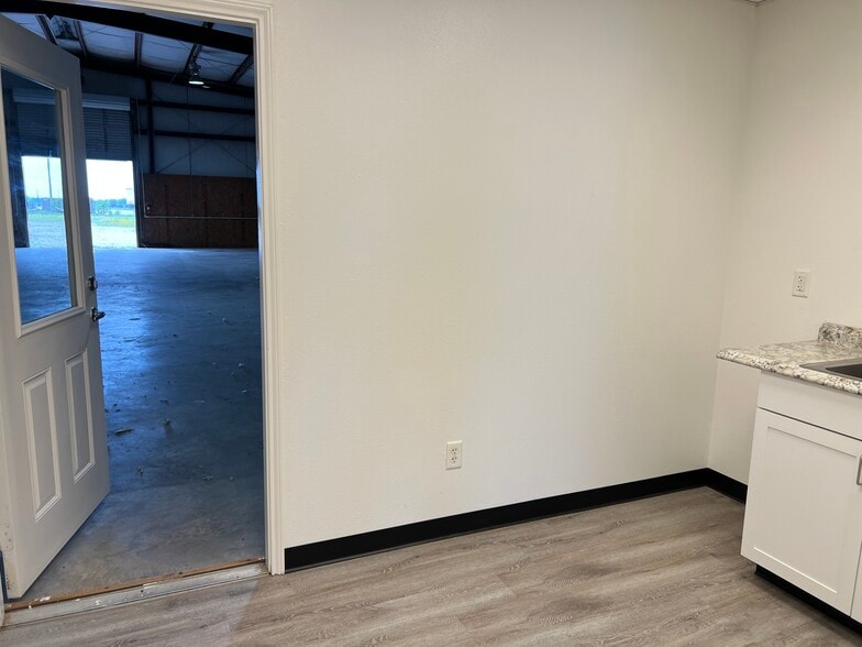 More Photos Of 3318 Dwayne Rd, Rosharon Warehouse For Lease