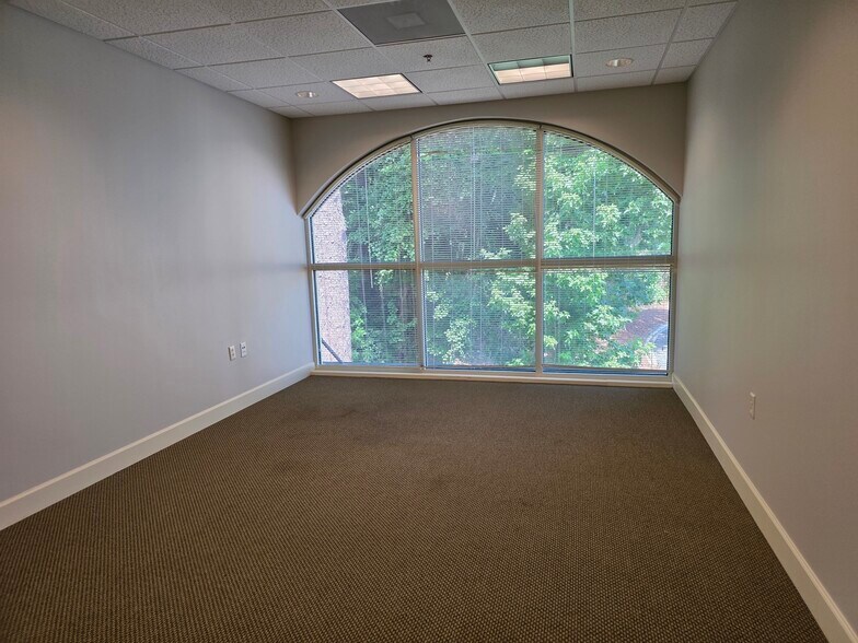 More Photos Of 27 Towne Dr, Bluffton Office For Lease