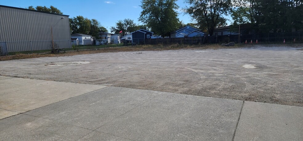 More Photos Of 301 Croft Dr, Windsor Distribution For Sale