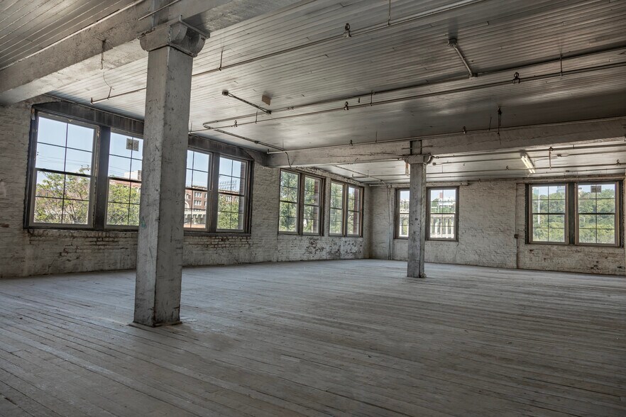 More Photos Of 1311 W 13th St, Kansas City Unknown For Lease