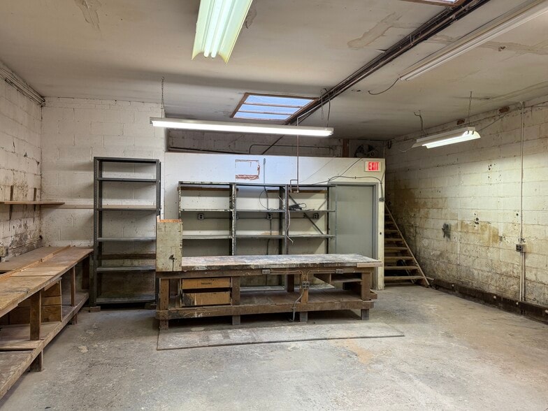 More Photos Of 11 Railroad Ave, Ridgefield Park Distribution For Lease