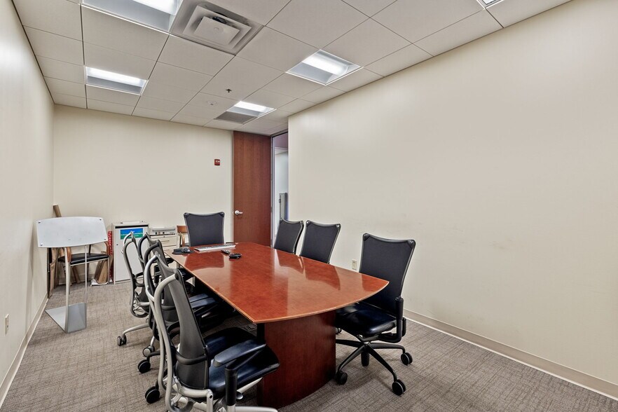 More Photos Of 1515 W 5th St, Austin General Retail For Sale