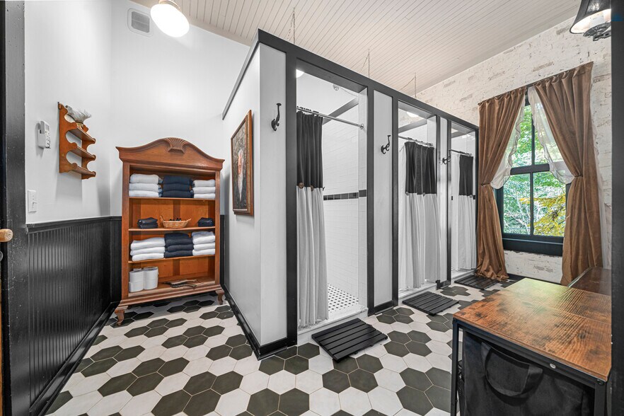 More Photos Of 411 E Front Ave, Chester Hospitality For Sale