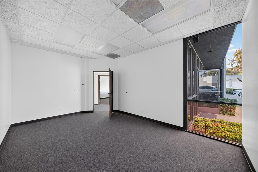 More Photos Of 550-590 E Arrow Hwy, San Dimas Warehouse For Lease
