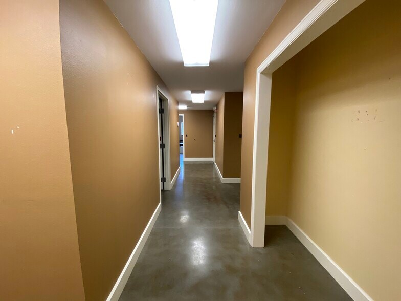 More Photos Of 2050 N 62nd Ave, Saint Petersburg Office For Lease